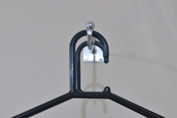 旅馆里的黑色衣架图片下载