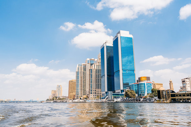 尼罗河畔开罗的现代建筑图片下载