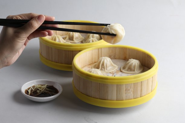 手工蒸上海小笼包猪肉小笼包白桌子上的竹篮小笼包快餐亚洲小吃点心清真食品开胃菜酒店餐厅宴会菜咖啡馆菜单图片下载