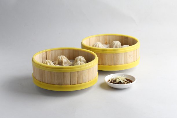 手工蒸上海小笼包猪肉小笼包白桌子上的竹篮小笼包快餐亚洲小吃点心清真食品开胃菜酒店餐厅宴会菜咖啡馆菜单图片下载