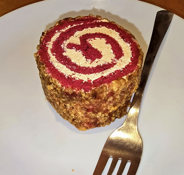 红丝绒卷蛋糕与糖果花生丝浇头烹饪内容的想法图片下载