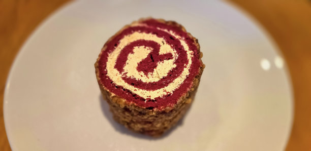 红丝绒卷蛋糕与糖果花生丝浇头烹饪内容的想法图片下载