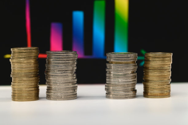 硬币排列成条形特写，背景为上升条形图图片下载