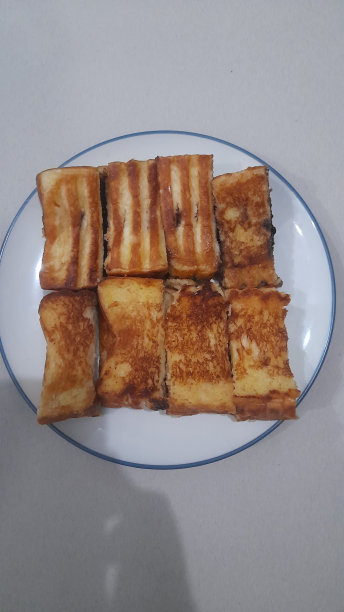传统的印尼食物叫做烤面包(roti bakar)，放在盘子里，背景是白色的图片下载