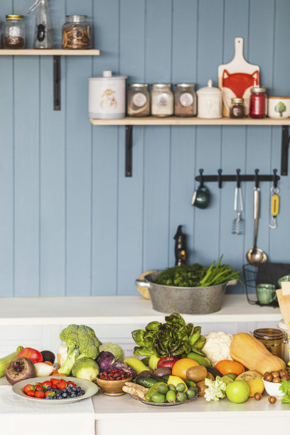 新鲜的生的健康食物在厨房的白色桌子上，在一个乡村小屋，室内，复制空间，垂直照片，选择性聚焦。图片下载