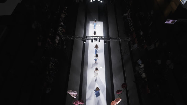 玷污迷人的女孩慢动作彩色礼服在t台上模特秀时尚4K图片下载