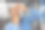 一个身穿蓝色衬衫的年轻穆斯林男子坐在现代办公室的办公桌前，给眼睛注射消炎和疲劳药的特写照片图片下载