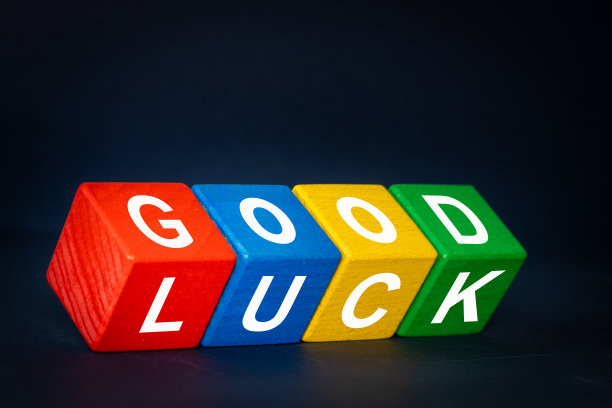 好运的象征。正面的彩色木块，上面写着“好运”。美丽的海军蓝背景，商业和好运的概念。本空间图片下载