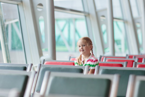 孩子们旅行和飞行。孩子在机场的飞机上图片下载