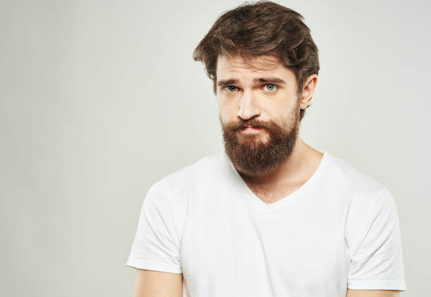 身穿t恤的男子剪短了照片，显示出悲伤的表情图片下载