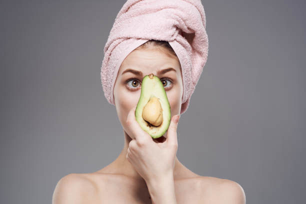 开朗的女人剪掉了牛油果头上裸露的肩膀和毛巾的照片图片下载