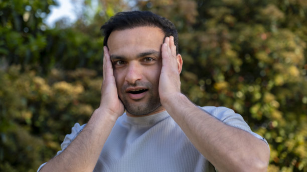 一个中年男子的画像图片下载