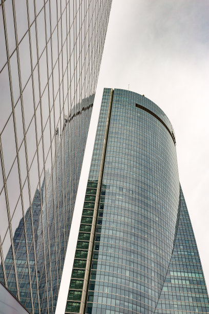 用玻璃幕墙拍摄摩天大楼的低角度照片。图片下载