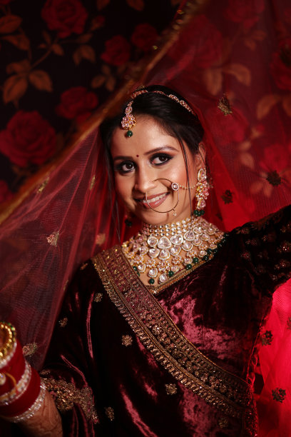 印度新娘戴着昆丹珠宝的偷拍照片图片下载
