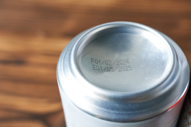 不锈钢罐上的保质期。图片下载