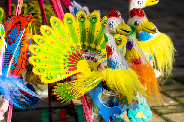 孔雀形状的彩色传统木制玩具图片下载