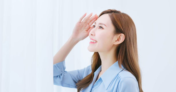 亚洲女人开心地面对阳光图片下载