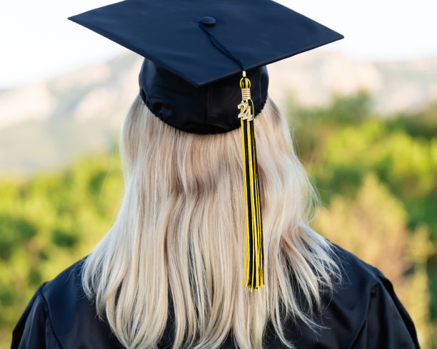 阅读图片，一个十几岁的女孩戴着毕业帽图片下载