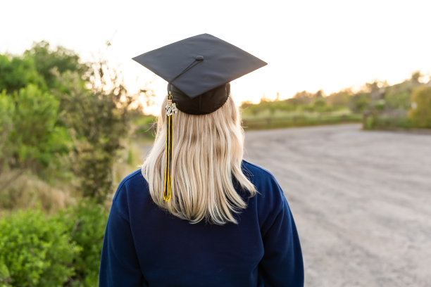阅读图片，一个十几岁的女孩戴着毕业帽图片下载