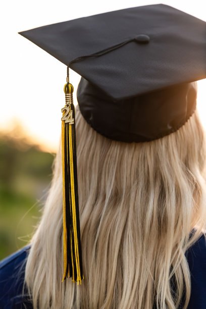 阅读图片，一个十几岁的女孩戴着毕业帽图片下载