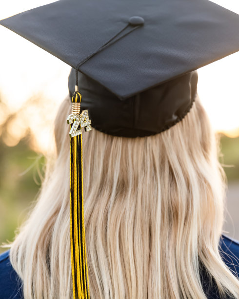 阅读图片，一个十几岁的女孩戴着毕业帽图片下载
