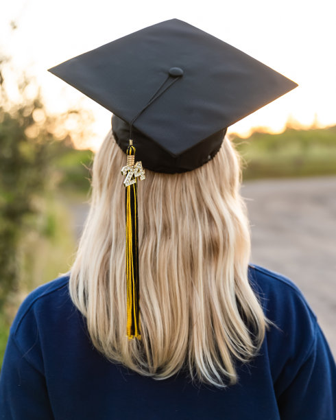 阅读图片，一个十几岁的女孩戴着毕业帽图片下载
