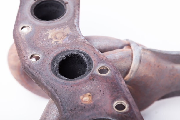 汽车排气歧管与催化剂隔离在白色。排气歧管汽车库存图片，免版税的照片，图像图片下载
