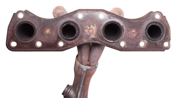 汽车排气歧管与催化剂隔离在白色。排气歧管汽车库存图片，免版税的照片，图像图片下载