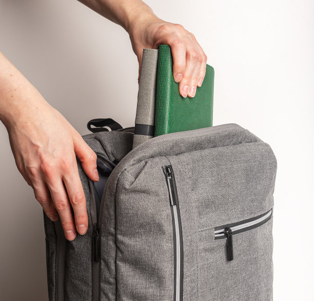 把书、计划表、笔记本装进背包图片下载