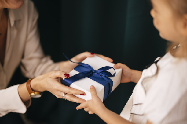 母亲<e:2>和女儿<e:2>手握圣诞礼物的特写照片图片下载