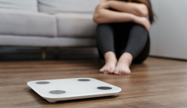 悲伤的女人与肥胖心烦厌倦节食减肥failÂ脂肪饮食和体重秤悲伤的亚洲妇女在家中体重控制图片下载