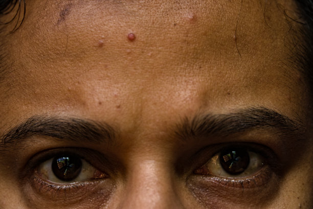 部分模糊的咔哒一声，一双人的眼睛的正面视图图片下载