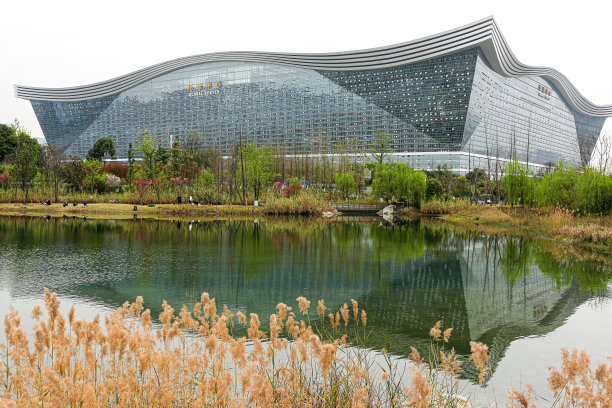 令人惊叹的新世纪环球中心的侧视图，就建筑面积而言，新世纪环球中心是世界上最大的建筑——位于中国四川成都图片下载