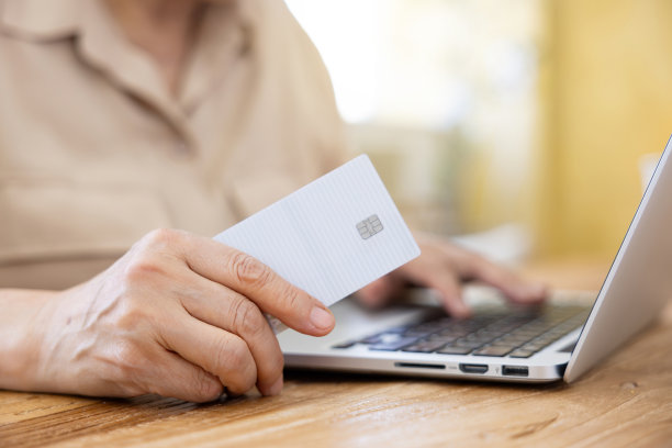 老年人因视力不佳而使用电脑图片下载