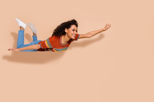 全尺寸照片可爱的好女人穿针织t恤牛仔裤子飞看销售空空间孤立的米色背景图片下载