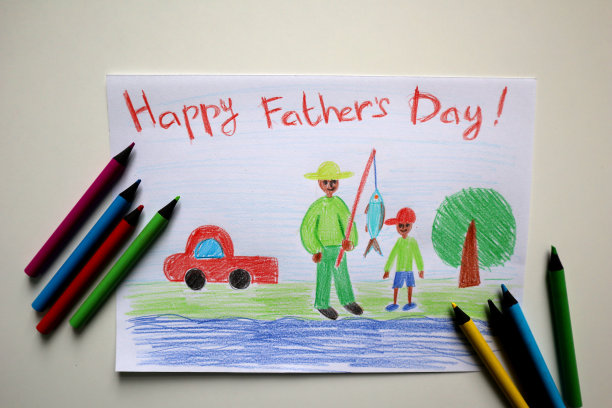 图为一个孩子画的父亲节卡片。白色背景。彩色铅笔。图片下载