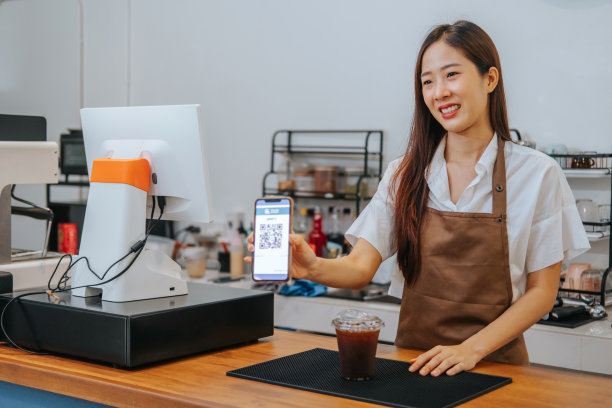 女咖啡师从咖啡机中取出一杯热腾腾的浓缩咖啡。图片下载