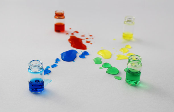 瓶子里洒着不同颜色的墨水图片下载