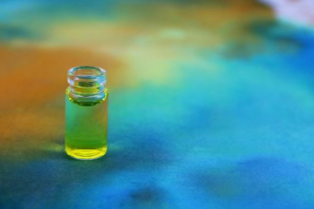 用黄色墨水显示背景颜色的玻璃瓶图片下载