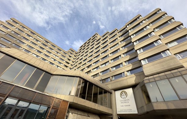 低角度的塔，在英国伦敦市中心的国曼酒店。图片下载