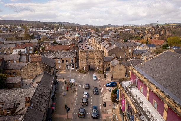 鸟瞰英国诺森伯兰郡阿尼克镇中心的邦德盖特塔图片下载