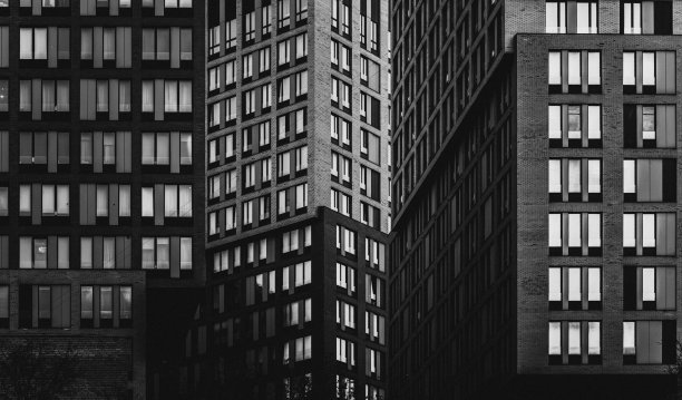 建筑立面和窗户的图案。艺术黑白照片图片下载