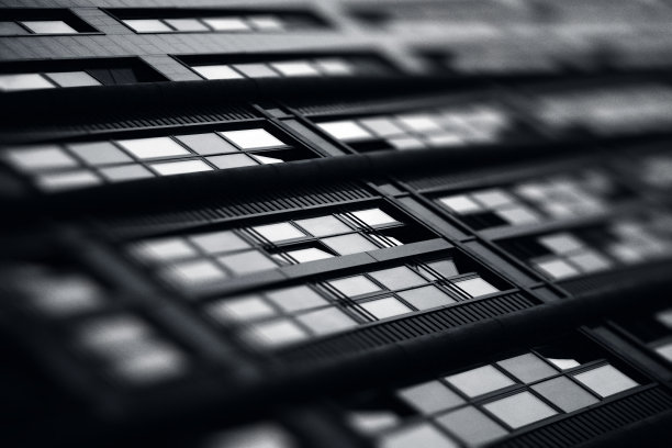 建筑立面和窗户的图案。艺术黑白照片图片下载