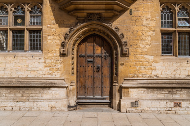 英国牛津市中心宏伟的历史建筑图片下载