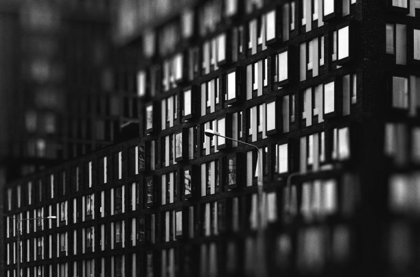 建筑立面和窗户的图案。艺术黑白照片图片下载