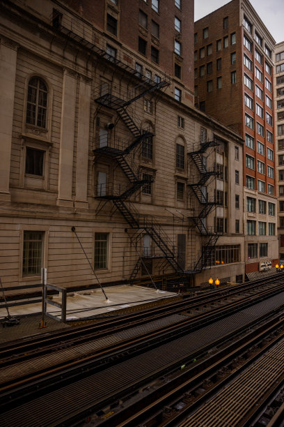 芝加哥，伊利诺伊州地铁环线列车在市中心- CTA -高架轨道-库存照片图片下载