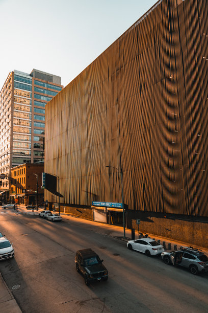 建筑具有美丽的光折射和可爱的阴影。芝加哥的详细信息。汽车，居民，游客，大城市生活，城市全景，日常生活。历史地标，旅游目的地-库存照片图片下载