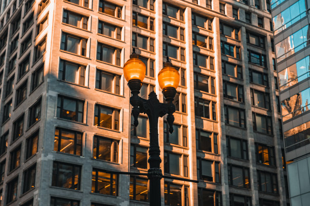 铸铁路灯-芝加哥城市的细节。汽车，居民，游客，大城市生活，城市全景，日常生活。历史地标，旅游目的地-库存照片图片下载