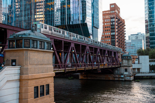 芝加哥，伊利诺伊州地铁环线列车在市中心- CTA -高架轨道-库存照片图片下载