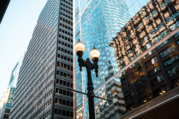 铸铁路灯-芝加哥城市的细节。汽车，居民，游客，大城市生活，城市全景，日常生活。历史地标，旅游目的地-库存照片图片下载